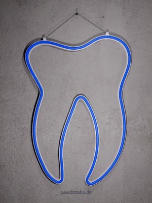 Neonzahn, hängend, blau bei Tag
