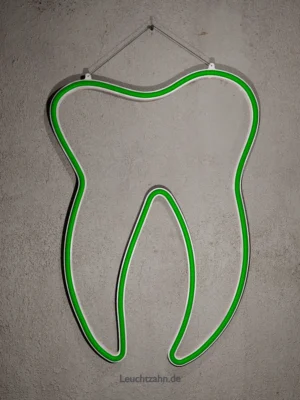 Neonzahn, hängend, grün bei Tag