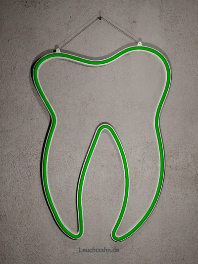 Neonzahn, hängend, grün bei Tag