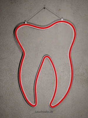 Neonzahn, hängend, rot bei Tag